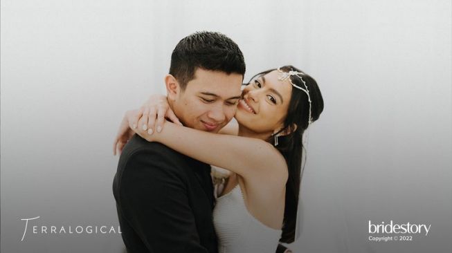 Pemotretan Romantis Eva Celia dan Suami Usai Pemberkatan (bridestory.com)