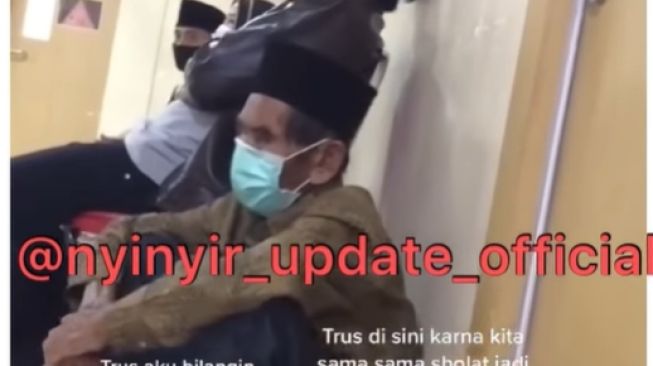 Momen kakek menunggu antrian di rumah sakit saat hendak berobat (Instagram/ @nyinyir_update_official).