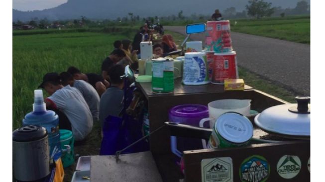 Sensasi ngopi di tepi sawah di Musi Rawas Sumsel [Suara.com/Malik]