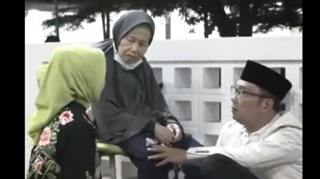 Ridwan Kamil dan istri saat berbincang dengan ibunda di rumah dinas Gedung Negara Pakuan, Bandung (Twitter/ @Sobat_RK).