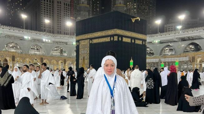 Potret Kristina Jalankan Umrah (Instagram/@kristinadangdut)