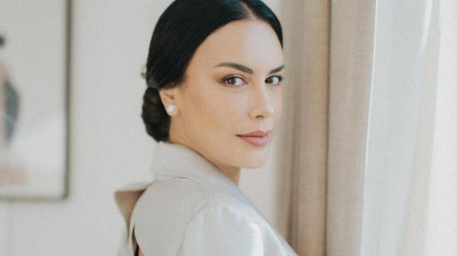 Penampilan Sophia Latjuba di Pernikahan Eva Celia (instagram/@thebridestory)