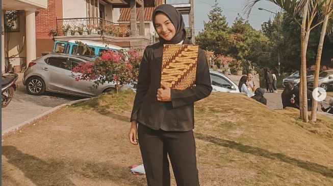 Gaya formal OOTD Nabila Ishma(instagram/Nabilaishma)