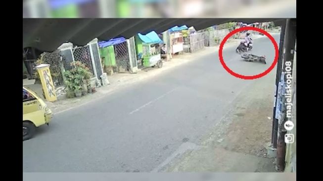 Aksi begal gagal mendapatkan tas korban, malah dapat Honda PCX milik korban (Instagram)