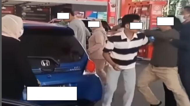 Viral Sesama Pengguna Honda Brio Saling Cekcok di SPBU dan Nyaris Baku Hantam, Netizen Sebut Kemungkinan Endorse