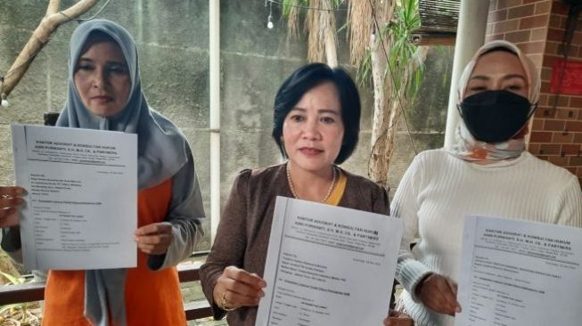 Sri Rejeki (kiri) bersama pengacaranya Asri Purwanti menuntut keadilan atas kematian putranya kepada Kepala Staf Angkatan Darat (KSAD), Jenderal TNI Dudung Abdurachman hingga Panglima TNI Jenderal Andika Perkasa. [Dok]