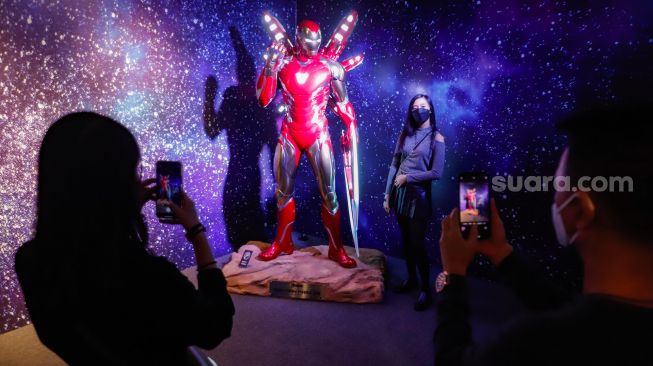 Pengunjung melihat koleksi Marvel Studios dalam pameran yang berlangsung di City Hall PIM 3, Jakarta Selatan, Sabtu (4/6/2022). [Suara.com/Alfian Winanto]