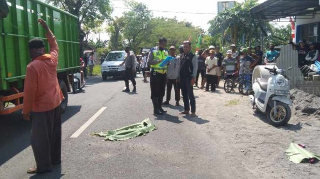 Naik Motor Scoopy, Eks Anggota Dewan Magetan Tewas Terlindas Truk