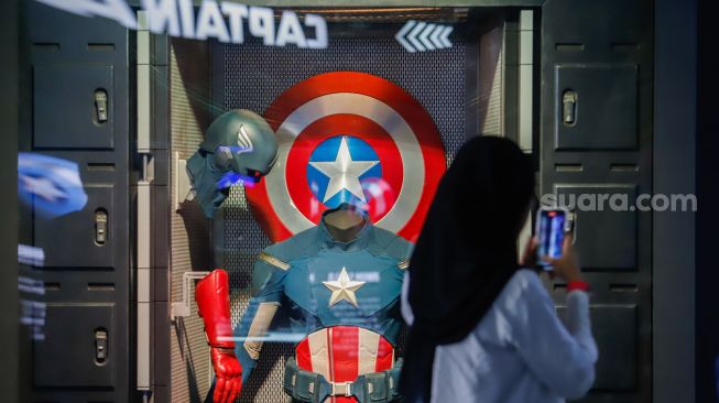 Pengunjung melihat koleksi Marvel Studios dalam pameran yang berlangsung di City Hall PIM 3, Jakarta Selatan, Sabtu (4/6/2022). [Suara.com/Alfian Winanto]