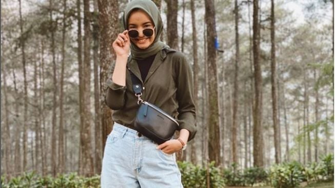 OOTD Nabila Ishma dengan Kulot Jeans (instagram/Nabilaishma)