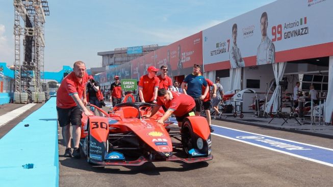 Tiket VVIP Lewat! Pria Nonton Formula E Jakarta dari Balkon Rumah, Publik Malah Salah Fokus ke Hal Ini