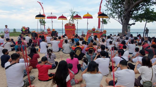 Warga keturunan Tionghoa melaksanakan upacara persembahyangan bakcang dalam perayaan Peh Cun di Pantai Kuta, Badung, Bali, Jumat (3/6/2022). [ANTARA FOTO/Nyoman Hendra Wibowo/aww]