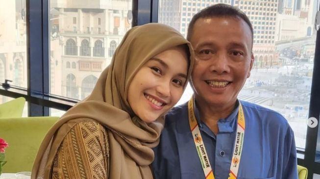 Ayu Ting Ting Kabarkan Kondisi Terkini Ayah Ojak Usai Dirawat di RS