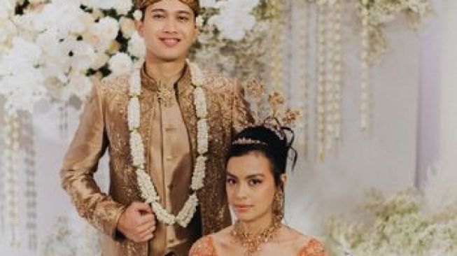 5 Pemotretan Romantis Eva Celia dan Suami Usai Pemberkatan, Gabungkan 2 Budaya Jawa dan Bugis