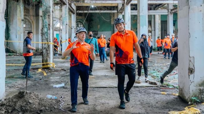 Wali Kota Medan Bobby Nasution gowes bareng Konsulat AS Gordon S Church. [dok Pemkot Medan]