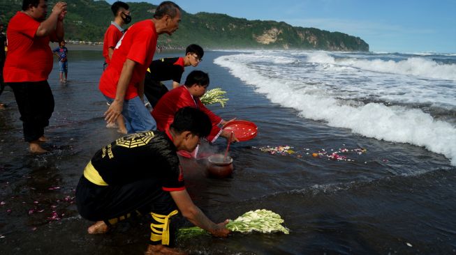 Warga keturunan Tionghoa melarung persembahan saat puncak perayaan Peh Cun 2022 di Pantai Parangtritis, Bantul, D.I Yogyakarta, Jumat (3/6/2022). [ANTARA FOTO/Andreas Fitri Atmoko/rwa]
