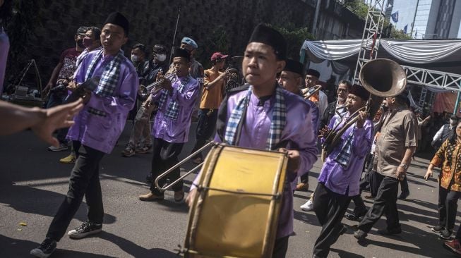 Pemain grup musik mementaskan kesenian Tanjidor dalam Lebaran Tenabang 2022 di depan Kantor Kecamatan Tanah Abang, Jakarta, Sabtu (4/6/2022). ANTARA FOTO/Aprillio Akbar
