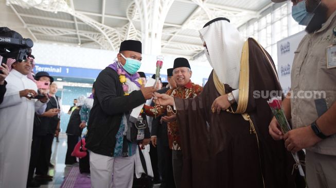 Jamaah calon haji kloter pertama dari embarkasi Solo disambut Duta Besar Indonesia untuk Arab Saudi Abdul Aziz Ahmad saat tiba di Bandar Udara Internasional Amir Muhammad bin Abdul Aziz (AMMA), Madinah, Sabtu (3/6/2022). [ANTARA FOTO/HO/Media Center Haji 2022/aww]
