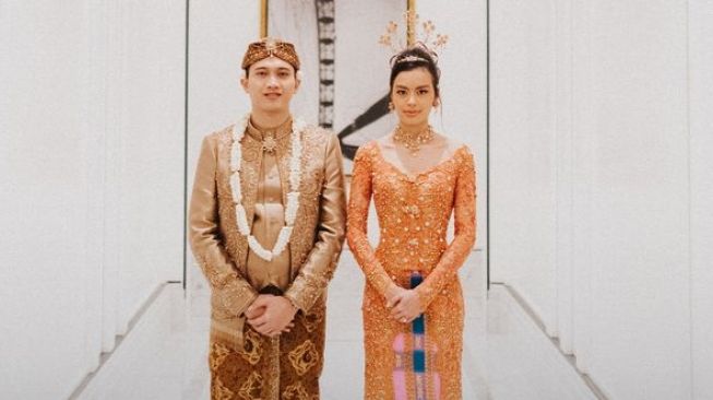 Pemotretan Romantis Eva Celia dan Suami Usai Pemberkatan (bridestory.com)