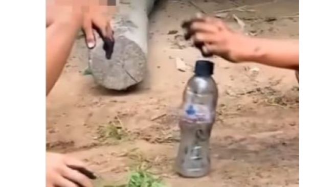 Dua Bocah Main Lempar Botol, Wajahnya yang Hitam Bikin Ngakak: Sportif