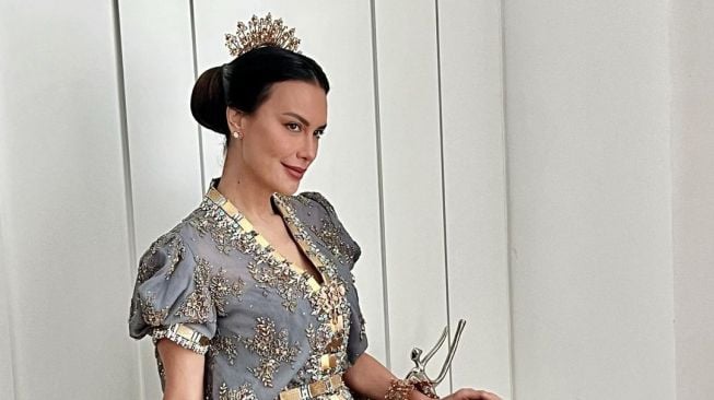 7 Potret Penampilan Sophia Latjuba di Pernikahan Eva Celia, Tampil Memikat dengan Baju Bodo Modern