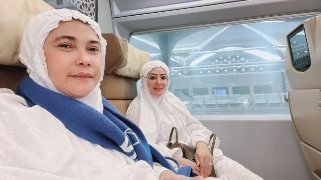 Potret Kristina Jalankan Umrah (Instagram/@kristinadangdut)