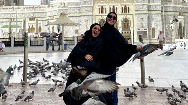 Potret Kristina Jalankan Umrah (Instagram/@kristinadangdut)