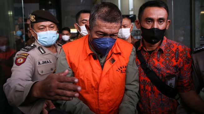 Mantan Wali Kota Yogyakarta Haryadi Suyuti (tengah) berjalan keluar dengan mengenakan rompi tahanan usai menjalani pemeriksaan di gedung KPK, Jakarta, Jumat (3/6/2022). [ANTARA FOTO/Rivan Awal Lingga/rwa]
