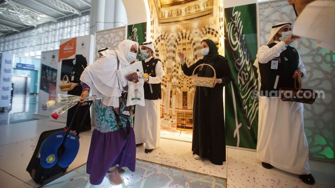 Jamaah haji kloter pertama dari embarkasi Solo tiba di Bandar Udara Internasional Amir Muhammad bin Abdul Aziz (AMMA), Madinah, Arab Saudi, Sabtu (3/6/2022). [ANTARA FOTO/HO/Media Center Haji 2022/aww]