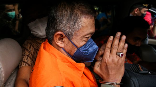 Mantan Wali Kota Yogyakarta Haryadi Suyuti dibawa menggunakan mobil usai menjalani pemeriksaan di gedung KPK, Jakarta, Jumat (3/6/2022). [ANTARA FOTO/Rivan Awal Lingga/rwa]