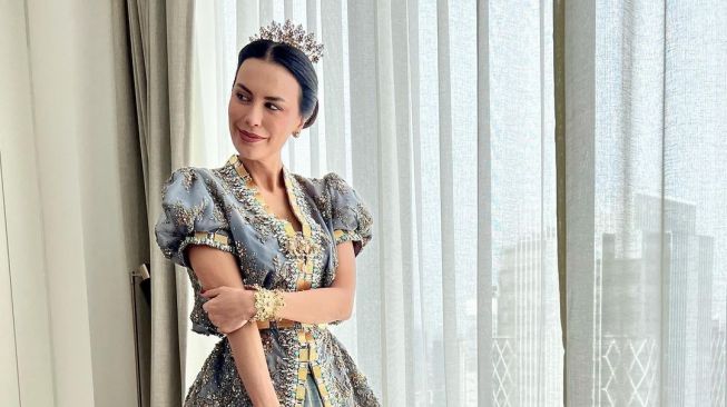 Penampilan Sophia Latjuba di Pernikahan Eva Celia (instagram/@thebridestory)