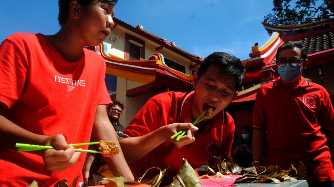 Warga keturunan Tionghoa mengikuti lomba makan bacang dengan sumpit saat perayaan Peh Cun di Vihara Dhanagun, Kota Bogor, Jawa Barat, Jumat (3/6/2022). [ANTARA FOTO/Arif Firmansyah/aww]