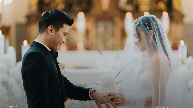 Pemotretan Romantis Eva Celia dan Suami Usai Pemberkatan (bridestory.com)