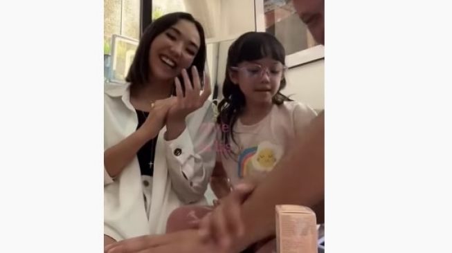 Gisella Anastasia Bubuhkan Tanda Hati di Foto Gading Marten, Netizen Ajak Rujuk