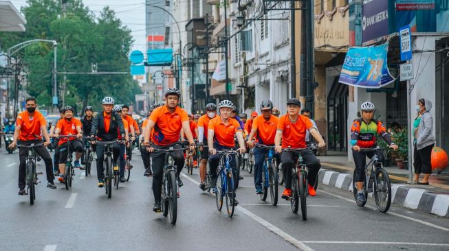 Momen Bobby Nasution-Konsulat AS Gowes Bareng dan Kunjungi Objek Wisata Bersejarah