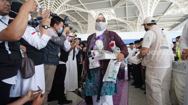 Jamaah calon haji kloter pertama dari embarkasi Solo tiba di Bandar Udara Internasional Amir Muhammad bin Abdul Aziz (AMMA), Madinah, Sabtu (3/6/2022). [ANTARA FOTO/HO/Media Center Haji 2022/aww]