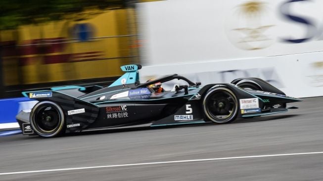 Driver Jaguar TCS Racing Menangkan Formula E Jakarta 2022, Jet Mercedes-EQ Sambut Presiden RI Saat Grid Walk