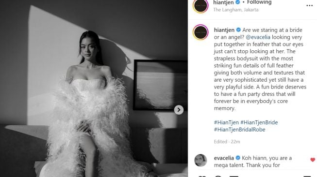 Eva Celia mengenakan gaun pengantin strapless penuh bulu rancangan dari desainer HIAN TJEN (Instagram/hiantjen)