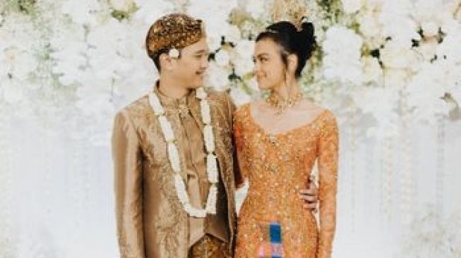 Pemotretan Romantis Eva Celia dan Suami Usai Pemberkatan (bridestory.com)