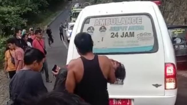 7 Orang Meninggal Dunia Usai Tabrakan Avanza dan Mobil Tangki Air di Jalan Trans Sulawesi