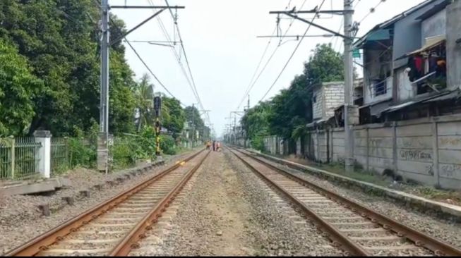 Kondisi perlintasan rel kereta di Jalan Hadiah, Jelambar, Jakarta Barat, Minggu (5/6/2022). (Faqih Fathurrahman/Kontributor Jakarta)