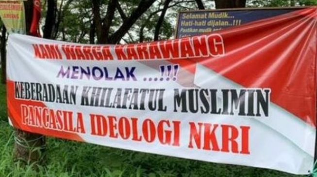 Warga Karawang Tolak Kelompok Khilafatul Muslimin, Bentangkan Spanduk Tertuliskan Pancasila Ideologi NKRI