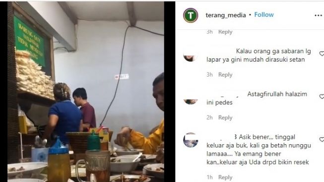 Ibu-ibu marah lantaran nasi goreng tak kunjung jadi (Instagram/terang_media)