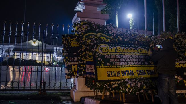 Karangan bunga dari warga sebagai tanda belasungkawa wafatnya Emmeril Khan Mumtadz disandarkan di pagar Gedung Negara Pakuan, Bandung, Jawa Barat, Sabtu (4/6/2022).  ANTARA FOTO/Novrian Arbi