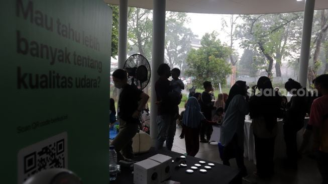 Pengunjung memadati area tenant saat gelaran Festival Hari Lingkungan Hidup 2022 di Tebet Eco Park, Jakarta, Minggu (5/6/2022). [Suara.com/Angga Budhiyanto]