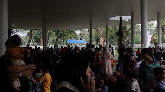 Pengunjung memadati area tenant saat gelaran Festival Hari Lingkungan Hidup 2022 di Tebet Eco Park, Jakarta, Minggu (5/6/2022). [Suara.com/Angga Budhiyanto]