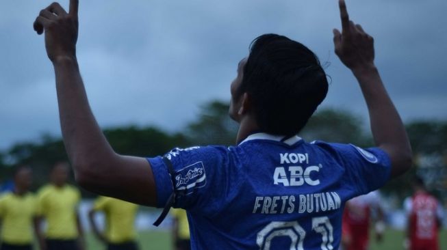 Pemain Persib, Frets Butuan gunakan pita hitam untuk menghormati Emmeril Kahn Mumtadz (Persib.co.id)