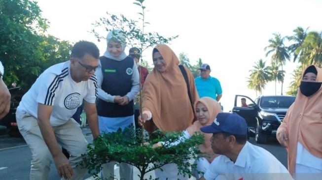 Jaga Kelestarian Alam, Bupati Natuna Imbau Warga Tidak Buang Sampah ke Laut