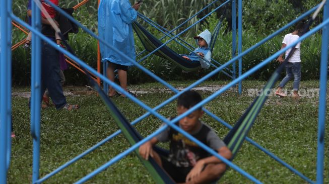 Anak-anak bermain pada instalasi yang dipasang dalam gelaran Festival Hari Lingkungan Hidup 2022 di Tebet Eco Park, Jakarta, Minggu (5/6/2022). [Suara.com/Angga Budhiyanto]