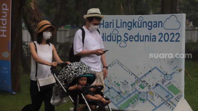 Pengunjung berjalan di area digelarnya Festival Hari Lingkungan Hidup 2022 di Tebet Eco Park, Jakarta, Minggu (5/6/2022). [Suara.com/Angga Budhiyanto]